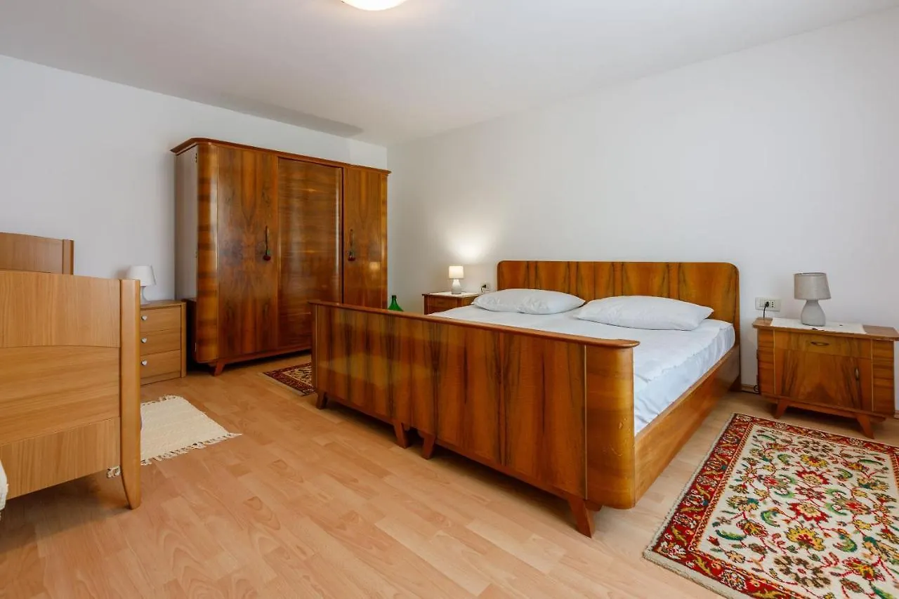 Vila House Annie Drivenik